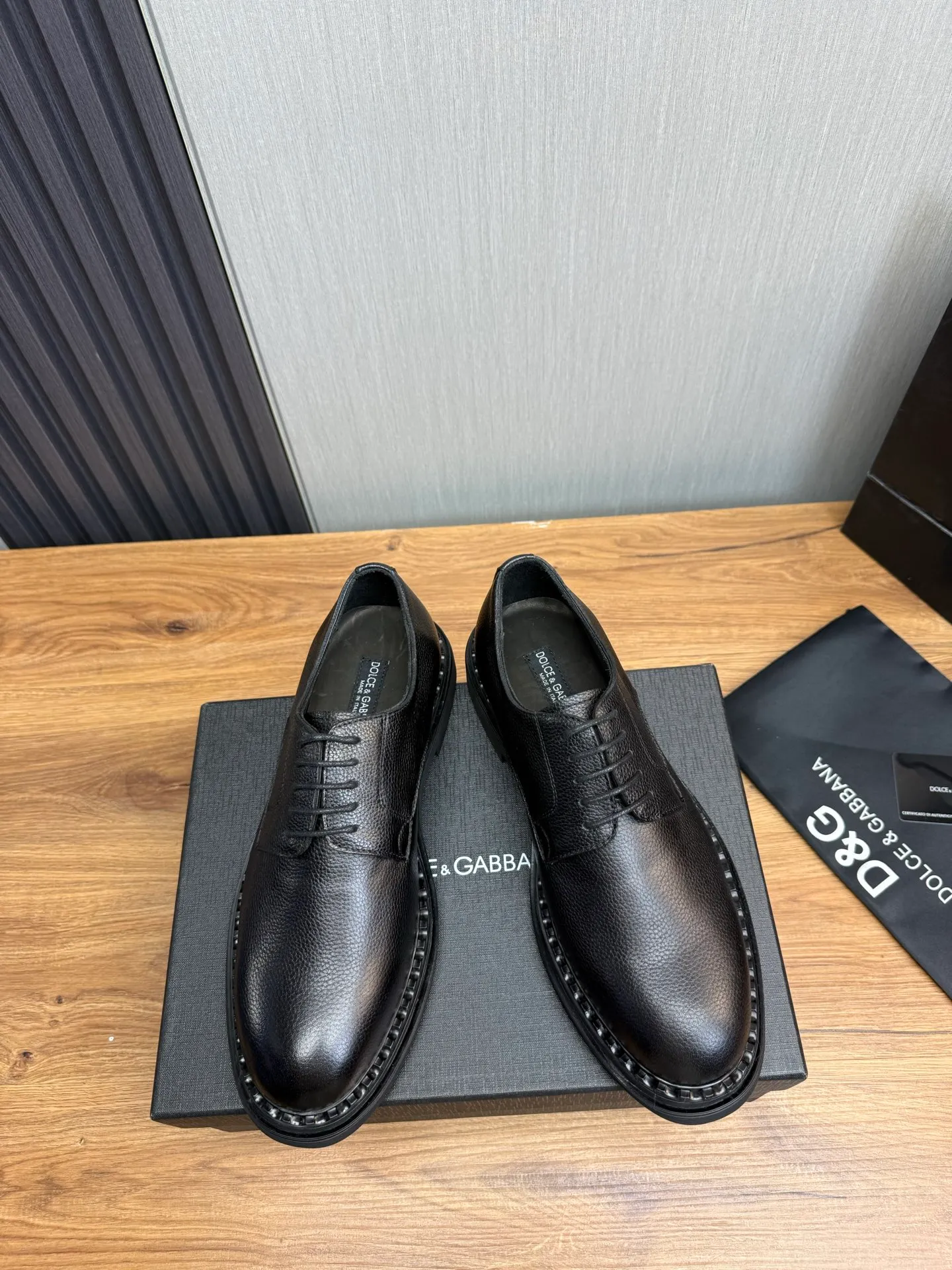 Men's shoes 💰900💰 DG. Men's casual lace-up leather shoes, the latest hot style 🔥 1:1 original purchase quality, top quality goods ⬆️The upper is imported open-edge beaded cowhide, cowhide, and cow suede. The hand-made three-dimensional stitching highlights the round toe design. The inner foot pads are all imported cowhide, with the original wear-resistant foam outsole, matching code 39-44, (38, 45 custom-made, non-returnable)